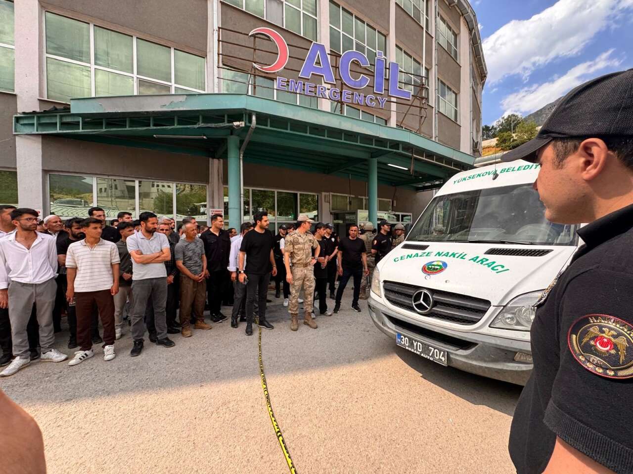 Uzman çavuşun katlettiği aile yan yana toprağa verildi 13